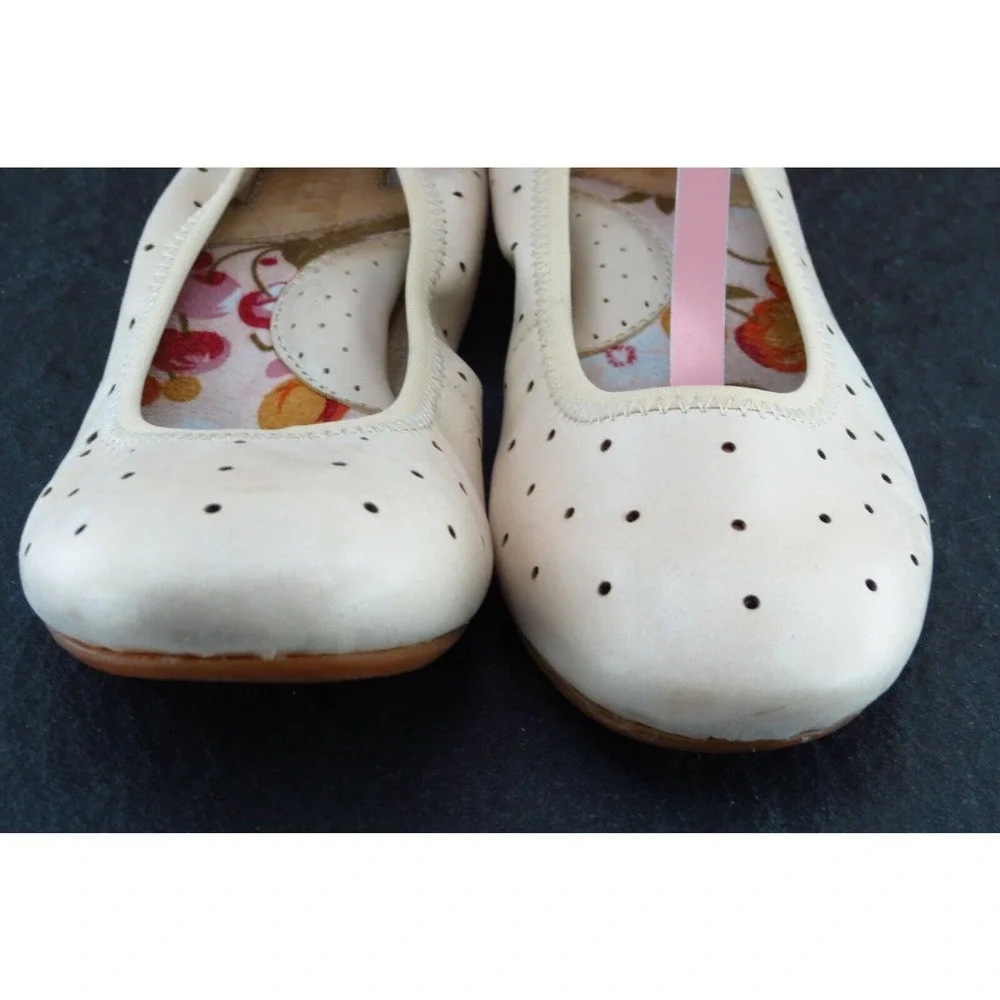 Born Size 5 M Beige Round Toe‎ Ballet Flats Leather Women